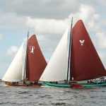 Skutsje op het water, traditionele zeilboot voor zeilen in Friesland met karakteristieke vorm