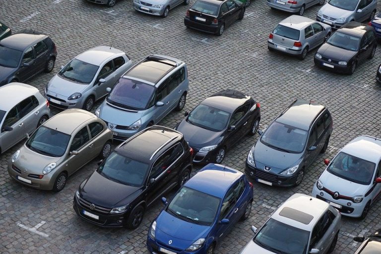 Parkeerplaats waarin het begin van je rijbewijs traject visueel wordt uitgelegd met stappen naar het behalen van je rijbewijs