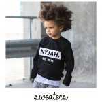 Collectie bedrukte kinderkleding met hoodies, shirts en accessoires in sprekende kleuren en speelse patronen