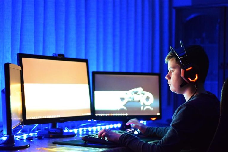 Vergelijking tussen een game laptop en gameconsole zoals Nintendo Switch, PlayStation 5 en Xbox Series X