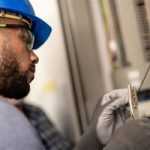 Gekwalificeerde professionele elektricien voert elektrische werkzaamheden uit met vakmanschap en veiligheid