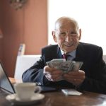 Profesionele pensioenadviseur helpt u bij vragen over eerder met pensioen gaan en alle mogelijkheden.