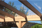 Houten overkapping met glazen dak en LED-verlichting in een tuin voor optimale bescherming