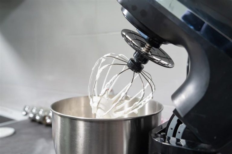 Een moderne keukenmachine voor het kopen - combinatie van apparaten in één