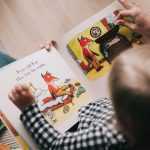Kind luistert naar voorlezing om taalvoorsprong op te bouwen door complexere zinnen en gepersonaliseerde kinderboeken