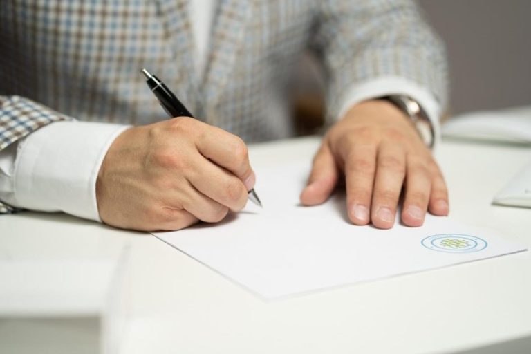 Illustratie met sleutel en hangslot symboliseert geheimhoudingsverklaring en bedrijfsgeheimen bescherming
