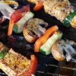 Gegrilde vleespinnen voor een heerlijke BBQ voor iedereen, voorzien van groenten en smaakvolle kruiden