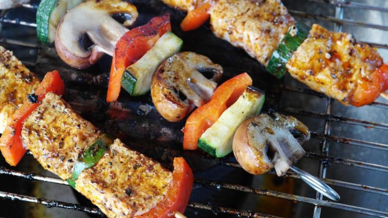 Gegrilde vleespinnen voor een heerlijke BBQ voor iedereen, voorzien van groenten en smaakvolle kruiden