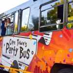 Kleurrijke partybus huren voor feesten met entertainment en vervoer voor gasten
