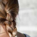 Illustratie van verschillende oorzaken van haaruitval met focus op stress, genetica en haarreconstructie als oplossing