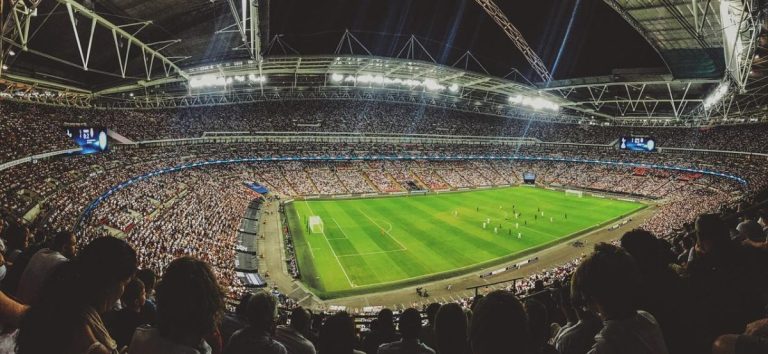 Vergelijking van tribunes en stadionstoelen opties voor voetbalclubs met VIP zitplaatsen