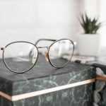 Professionele opticien in Enschede die deskundig advies geeft over brillen en contactlenzen voor perfecte visie