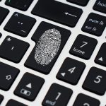 Visuele uitleg van identity en access management met authenticatie en autorisatie processen voor veilige bedrijfstoegang
