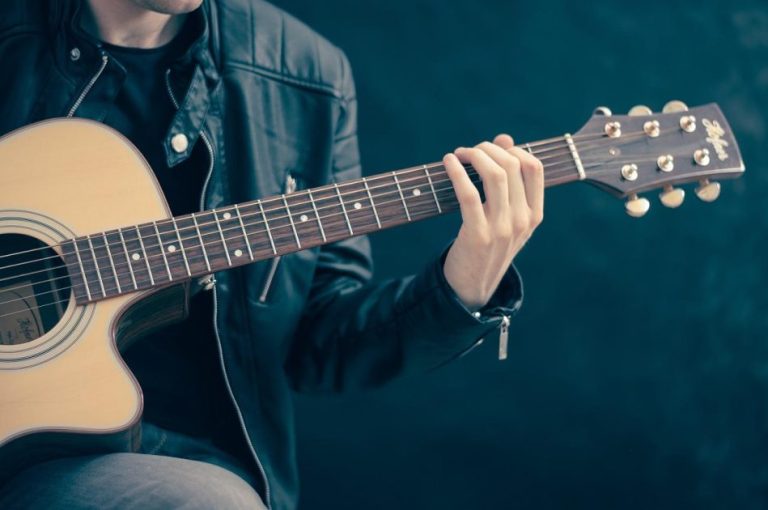 Beginner gitaar kopen: akoestische gitaar met tips voor selectie en kwaliteitscontrole