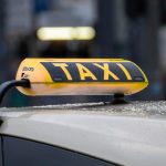Zelfrijdende taxi met geavanceerde sensoren en kunstmatige intelligentie technologie