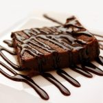 Heerlijke chocoladecake met rijke smaak en vochtige textuur, het ultieme troostvoedsel en feestelijke favoriet.