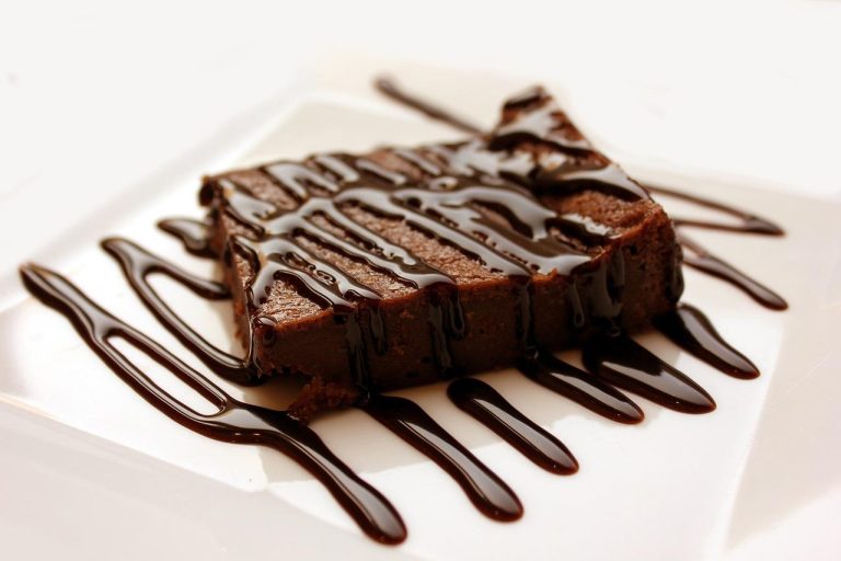 Heerlijke chocoladecake met rijke smaak en vochtige textuur, het ultieme troostvoedsel en feestelijke favoriet.