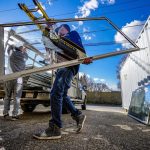 Professionele glaszetter in Eindhoven plaatst nieuw glas in raam met precisie en veiligheid