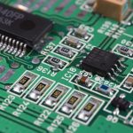 Computerreparatie in Groningen: professionele technicus repareert een computer met gereedschap