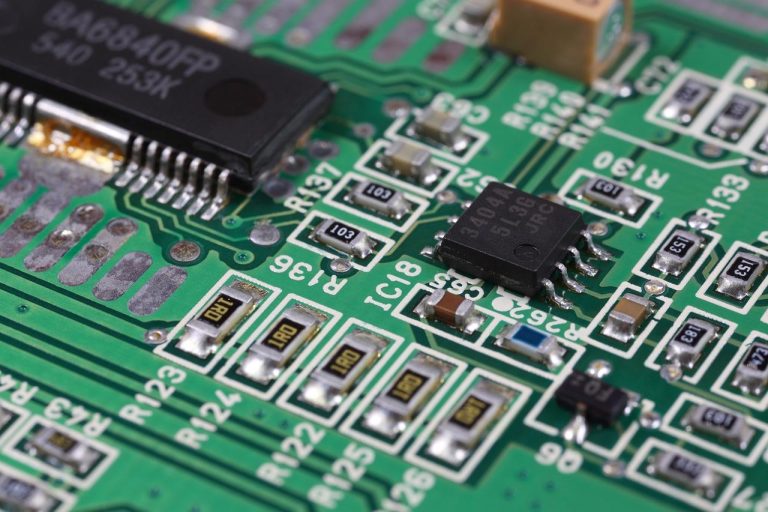 Computerreparatie in Groningen: professionele technicus repareert een computer met gereedschap