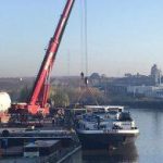 Binnenvaartschip met lading symboliseert bevrachting in binnenscheepvaart voor efficiënt goederentransport