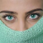 Perfect gevormde wenkbrauwen die de gezichtsuitdrukking omlijsten en de natuurlijke schoonheid versterken