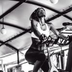 Sporten bij Sportschool Nijmegen met leden die trainen op moderne fitnessapparatuur in een warme en ondersteunende gemeenscha