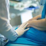 Vind jouw droomjob in de zorg - zorgprofessional aan het werk met patiënt