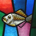 Gekleurd glas in interieurontwerp met diverse toepassingen in keuken en woonkamer