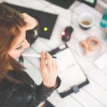 Collega's bespreken werkdruk op werk en zoeken naar oplossingen