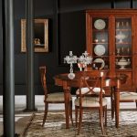 Elegante klassieke kasten van donker hout voor tijdloze opbergruimte in klassiek interieur