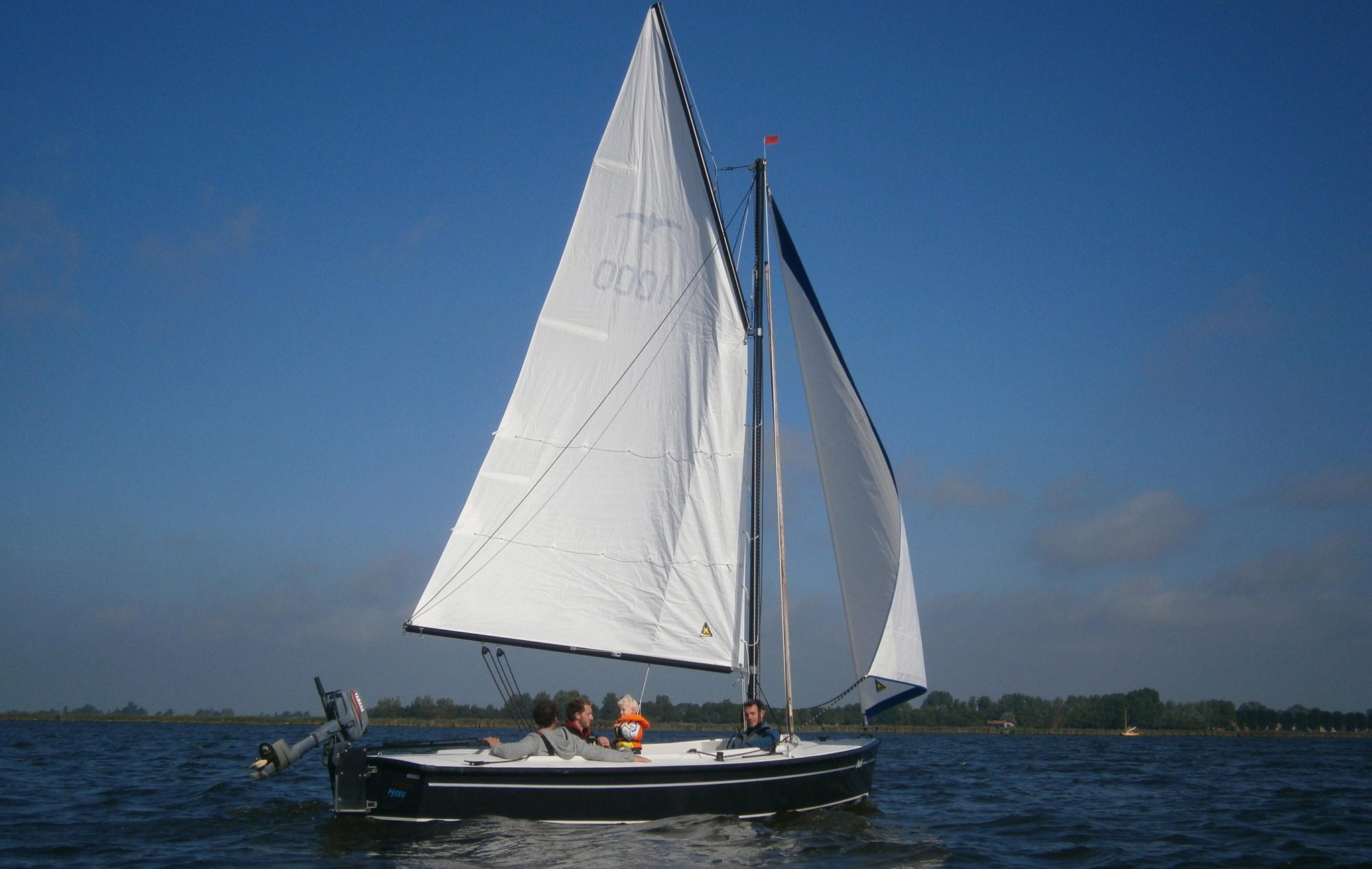 Blog Hoora bootverhuur locatie in Heeg met zeilboten en sloepen aangemeerd in Friesland