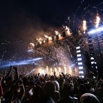 Festivalgangers genieten op een van Nederlands beste muziekfestivals met levendige sfeer en live muziek
