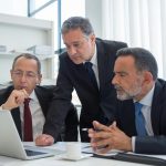 Twee professionals in gesprek over fiscale mediation en belastinggeschillen in een kantooromgeving