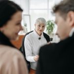 Professionele mediator helpt bij conflictoplossing en onderhandeling tussen partijen