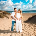 Professionele fotograaf die een fotoshoot op Gran Canaria maakt met prachtige stranden en bergen op de achtergrond