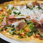 Luchtige pannenkoek met toppings bij pannenkoeken restaurant nabij Pijnacker