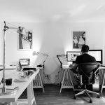 Moderne kantoorinrichting met ergonomische meubels, akoestische elementen en groene planten