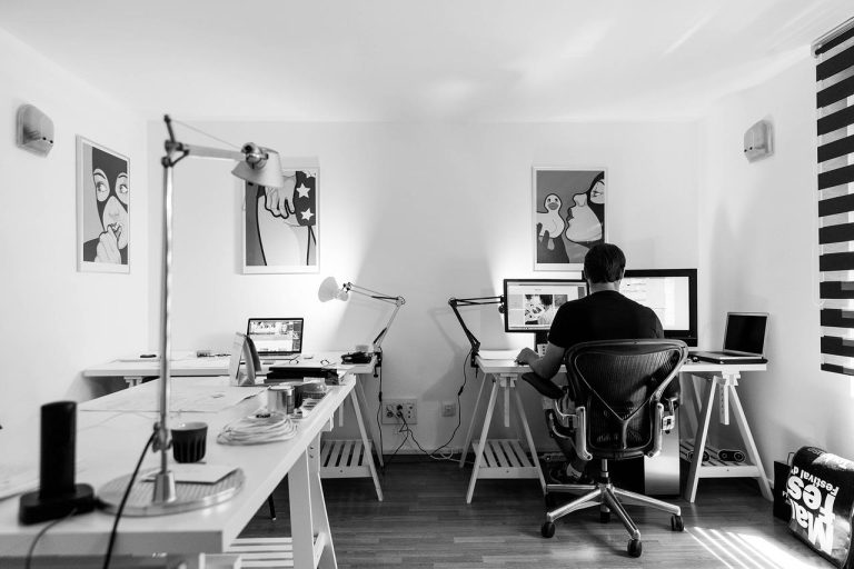 Moderne kantoorinrichting met ergonomische meubels, akoestische elementen en groene planten