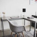 Persoon werkend aan een ergonomische werkplek met een perfecte tafel in thuiskantoor omgeving