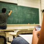 Afbeelding ter illustratie van slim studeren naast je werk - volwassen leerling combineert studie met werkervaring