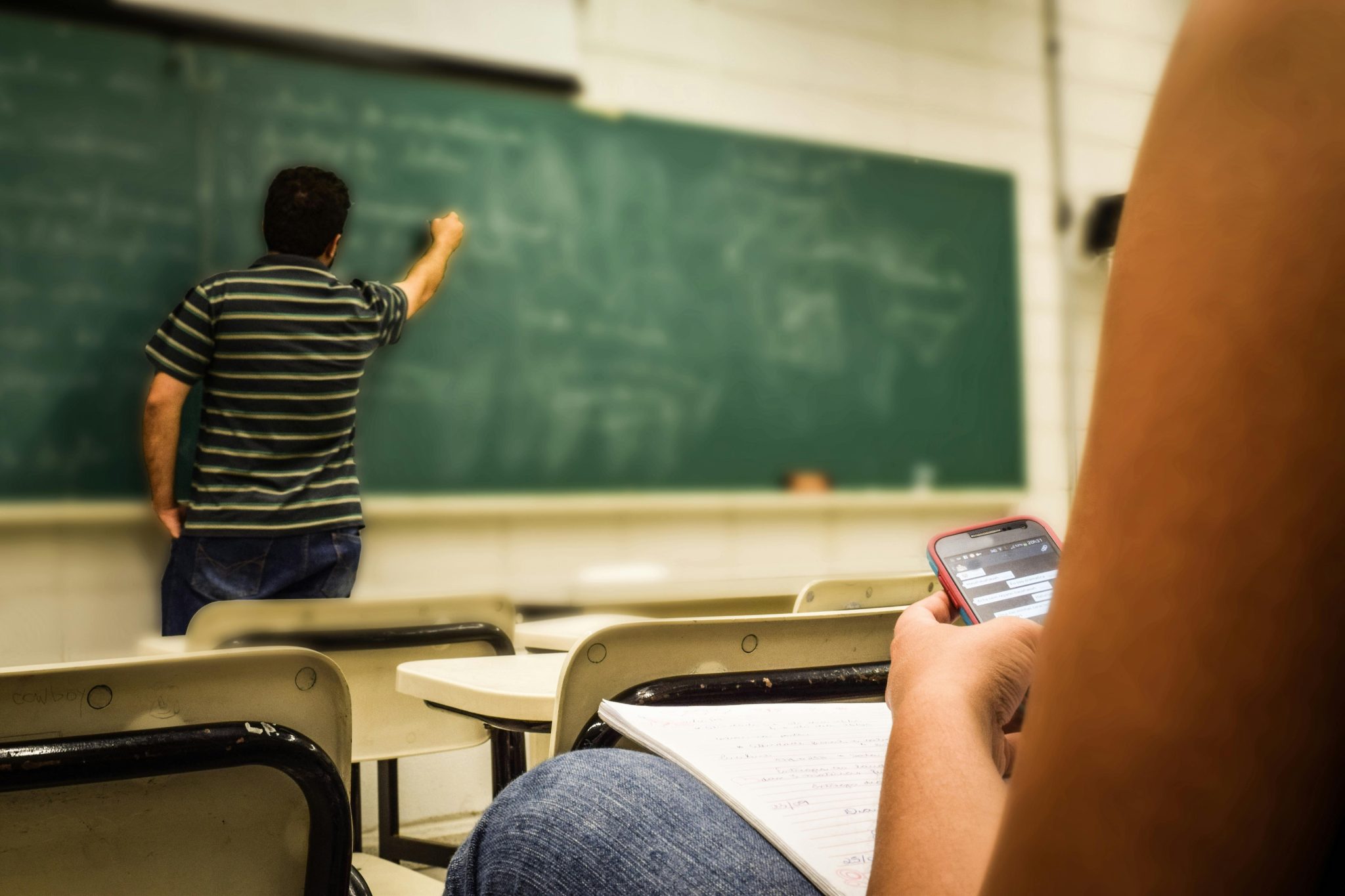 Blog Afbeelding ter illustratie van slim studeren naast je werk - volwassen leerling combineert studie met werkervaring