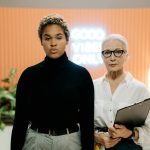 Team werkt samen aan recruitmentmarketing strategie voor meer sollicitaties. Moderne werkplek met medewerkers in gesprek.