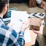Illustratie van twee partners die samen uit elkaar gaan via mediation, met focus op constructief gesprek in plaats van confli