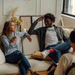 Twee personen in gesprek met mediator: mediation rust brengt in scheidingsproces met begrip en gezamenlijke oplossingen