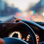 Man rijdend in auto met welke huurtermijn past bij jou options: 3, 6 of 12 maanden flexibel auto huren