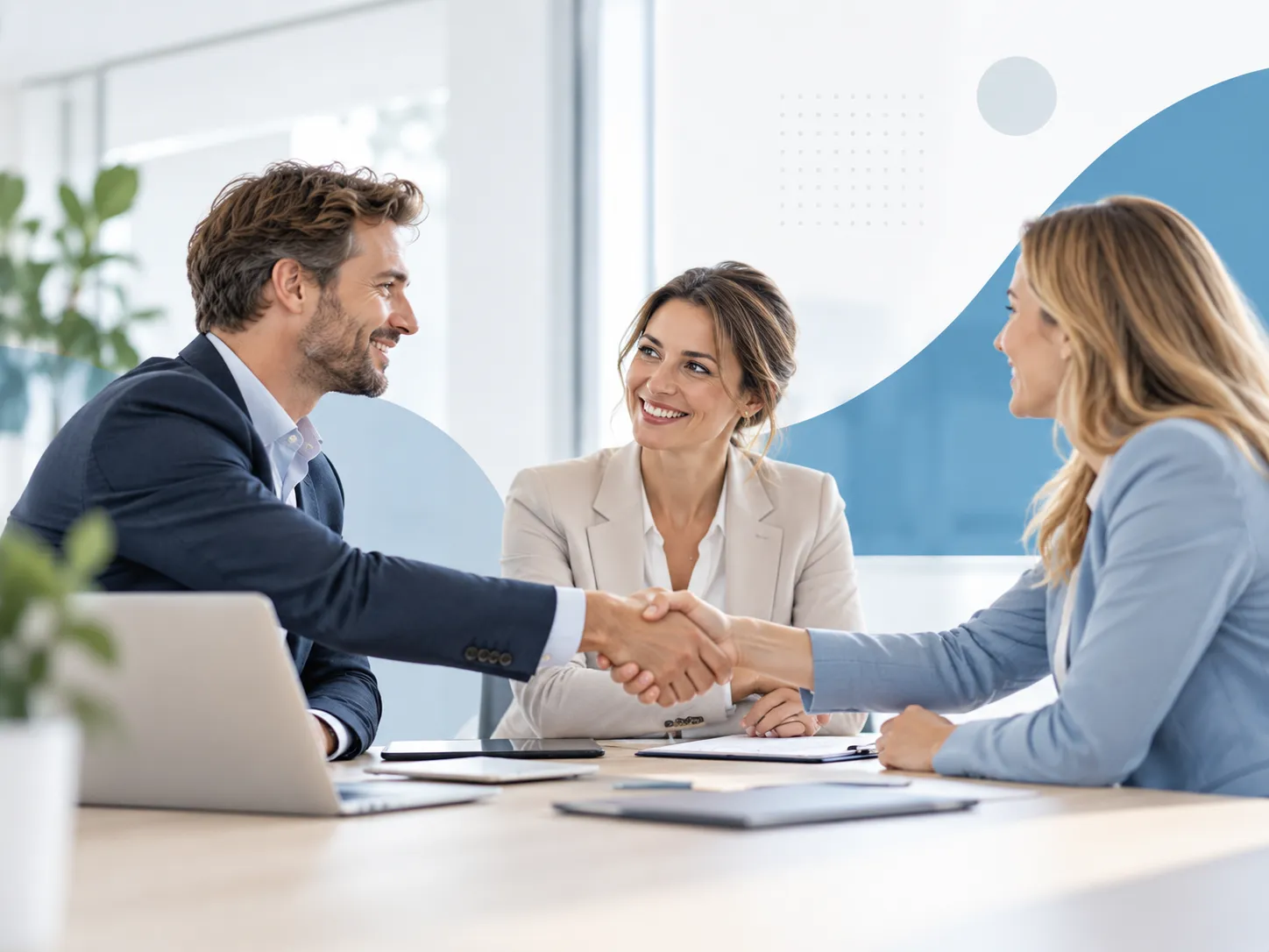 Professionals bekrachtigen een samenwerking tijdens een zakelijke bijeenkomst bij Mediator Site.