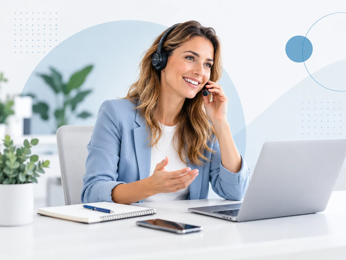 Medewerker helpt een bezoeker telefonisch vanuit een moderne en professionele werkomgeving.