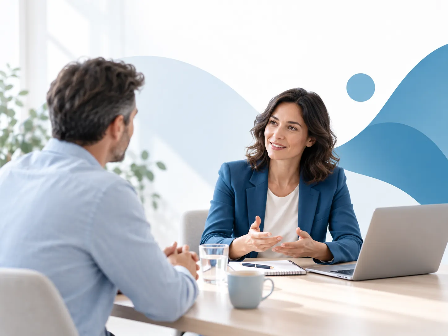 Professional voert een persoonlijk gesprek en biedt begeleiding tijdens een afspraak.
