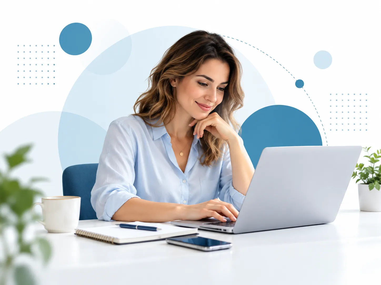 Medewerker beantwoordt online vragen via een laptop in een rustige moderne werkruimte.